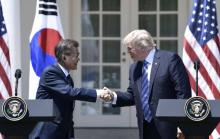 Le président américain Donald Trump (G) accueille le président sud-coréen Moon Jae-In à la Maison Bl