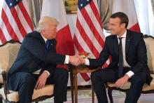 Le président américain Donald Trump serrant la main d'Emmanuel Macron à l'ambassade des Etats-Unis à