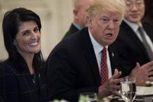 Le président américain Donald Trump (d) et son ambassadrice à l'ONU Nikki Haley (g), le 24 avril 201