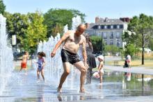 Des enfants se rafraîchissent dans un bassin à Nantes, le 26 août 2016