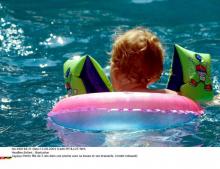 Un enfant dans une piscine.