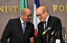 Le chef de la diplomatie française Jean-Yves Le Drian (d) et son homologue algérien Abdelkader Messa