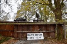 Un activiste zadiste sur une barricade sur le site de Notre-Dame-des-Landes , près de Nantes, le 2 d