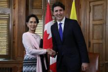 La dirigeante birmane Aung San Suu Kyi (g) et le Premier ministre canadien Justin Trudeau, le 7 juin