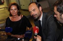 Le Premier ministre Edouard Philippe (c), répond aux questions de journalistes auprès de Corinne Ver