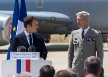 Le président Emmanuel Macron et le nouveau chef d'état-major François Lecointre à Istres, le 20 juil