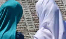 Des femmes bosniaques se recueillent près des cercueils de 71 victimes du massacre de Srebrenica, ré