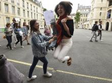 Des lycéens apprennent leurs résultats au baccalauréat le 5 juillet 2016 au lycée Louis-le-Grand à P