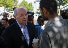 Le Défenseur des droits Jacques Toubon en visite dans un centre humanitaire pour migrants, porte de 