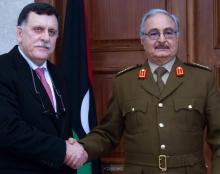 Le maréchal Khalifa Haftar (g) et le chef du gouvernement d'union nationale, Fayez al-Sarraj, le 31 