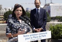 La maire de Paris Anne Hidalgo le 7 juillet 2017 à Paris aux côtés du Premier ministre Edouard Phili