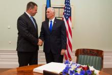 Le vice-président américain Mike Pence (D) et le Premier ministre estonien Juri Ratas (G), le 30 jui