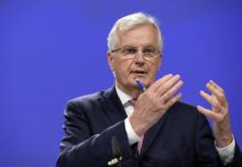 Le négociateur en chef de l'UE pour le Brexit, Michel Barnier (D) et son homologue britannique David