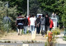 Un groupe de jeunes hommes -suspectés d'être des migrants- dans la périphérie de Calais, le 5 juille