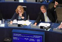 L'Eurodéputée socialiste espagnole Elena Valenciano (G) prend part à la séance de vote sur le premie