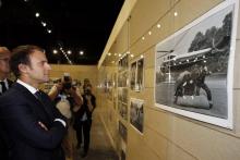 Emmanuel Macron visite une exposition de photographies d'Annie Leibovitz à Arles, le 19 juillet 2017