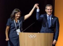 Le président français Emmanuel Macron, le co-président de la candidature Paris-2014 Tony Estanguet e