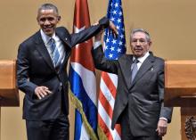 L'ancien président américain Barack Obama (g) et le président cubain Raul Castro, le 21 mars 2016 à 