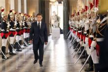 Nicolas Sarkozy entouré de gardes républicains arrive au Château de Versailles pour faire un discour