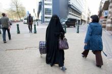 Une femme vêtue d'un niqab, dans les rues de Bruxelles, le 27 avril 2010