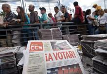 Le président vénézuélien Nicolas Maduro montre son bulletin de vote à Caracas le 30 juillet 2017, da