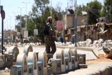 Un combattant des Forces démocratiques syriennes dans une rue de Tabqa, le 12 mai 2017, lors de l'av