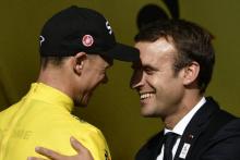 Emmanuel Macron et Christopher Froome, vainqueur de l'étape du jour du Tour de France à Serre-Cheval