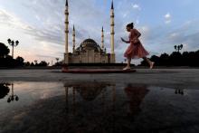 Une femme devant a mosquée Akhmad Kadyrov surnommée le "Coeur de la Tchétchénie" dans le centre de G