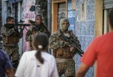 Des policiers brésiliens lors d'une opération anti-drogue dans les favelas de Rio de Janeiro, le 25 