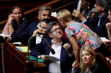 Jean-Luc Mélenchon s'entretient avec Clémentine Autain à l'Assemblée nationale à Paris le 19 juillet