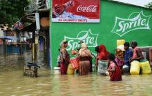 Des Indiens récupèrent de l'eau potable à l'ouest de Kolkata, en Inde, le 30 juillet 2017