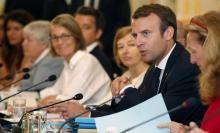 Le président de la République Emmanuel Macron (deuxième en partant de la droite) lors du séminaire d