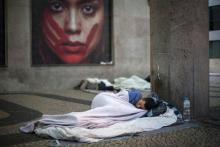 Un SDF dort dans la rue à Rio, le 21 juillet 2017