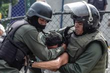 Arrestation par la police d'un manifestation anti gouvernement à Caracas au Venezuela, le 27 juillet