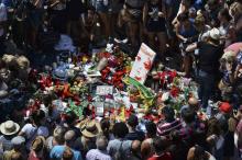 Des milliers de personnes rassemblées sur la place de Catalogne, la principale place de Barcelone, l