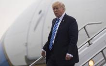 Donald Trump débarque de Air Force One à son arrivée à l'aéroport de Morristown le 18 août 2017