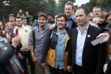 Photo prise le 1er juillet 2017 à Reuilly d'une militante avant un meeting de l'ancien candidat soci