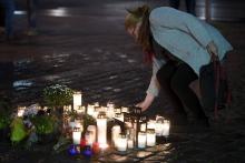 Des fleurs et des bougies ont été déposées à la tombée de la nuit sur les lieux du drame, le 18 août