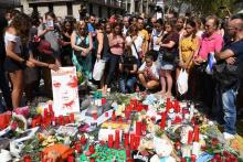 Des passants rendent hommage le 18 août 2017 aux victimes de l' attentat de la Rambla de Barcelone q