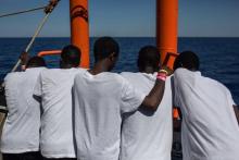 Des migrants du Soudan secourus par le navire Aquarius affrété par SOS Méditerranée et opéré en part