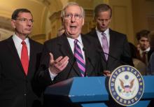 Le chef de la majorité républicaine au Sénat américain Mitch McConnell parle à la presse avec les sé