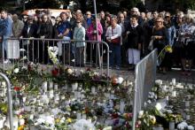 Fleurs et bougies à la mémoire des victimes de l'attaque terroriste à Turku, en Finlande, le 19 août