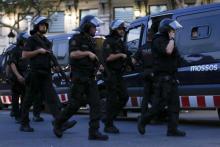 Des policiers espagnols en armes à Barcelone après l'attaque sur les Ramblas, le 17 août 2017