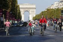 Des personnes descendes les Champs Elysée lors de la "journée sans voiture", le 27 septembre 2015