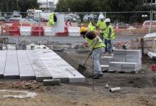 Des ouvriers coulent du ciment dans un site en chantier à Tremblay , en France, au nord-est de Paris