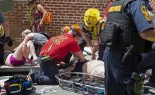 Des secouristes soignent des blessés après qu'une voiture a foncé dans une foule de contre-manifesta