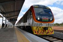 La locomotive du voyage inaugural de la nouvelle ligne Nairobi - Mombasa, le plus gros ouvrage d'inf