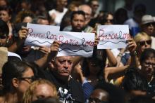 Des policiers surveillent la Rambla de Barcelone le 18 août 2017 au lendemain de l'attentat qui y a 