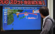 Un homme regarde un écran montrant la trajectoire du missile nord-coréen, à Tokyo le 15 septembre 20