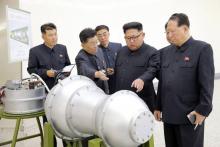 Le numéro un nord-coréen Kim Jong-Un (c) a inspecté une bombe à hydrogène qui peut être installée su